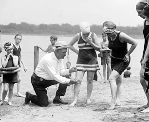 Mätning av baddräkter, ca 1922